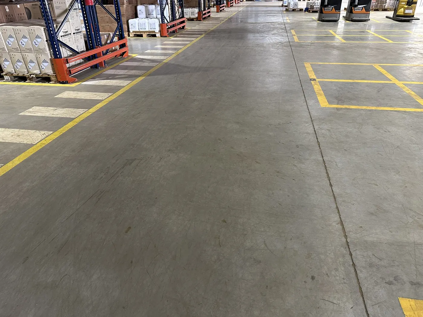 Piso de concreto polido em corredor de centro de distribuição em Guarapuava