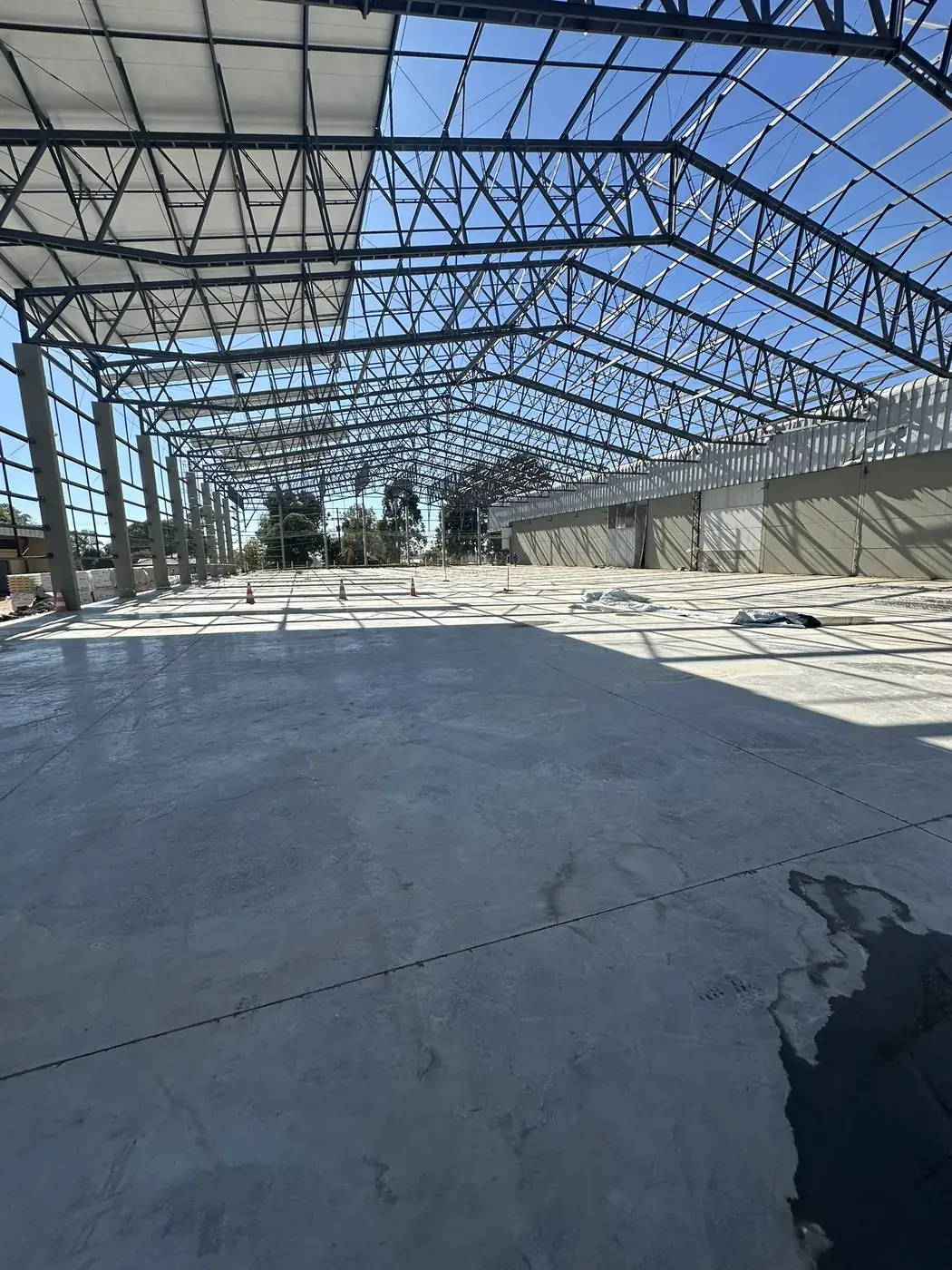 Piso de concreto lapidado e refletivo em galpão em Guarapuava