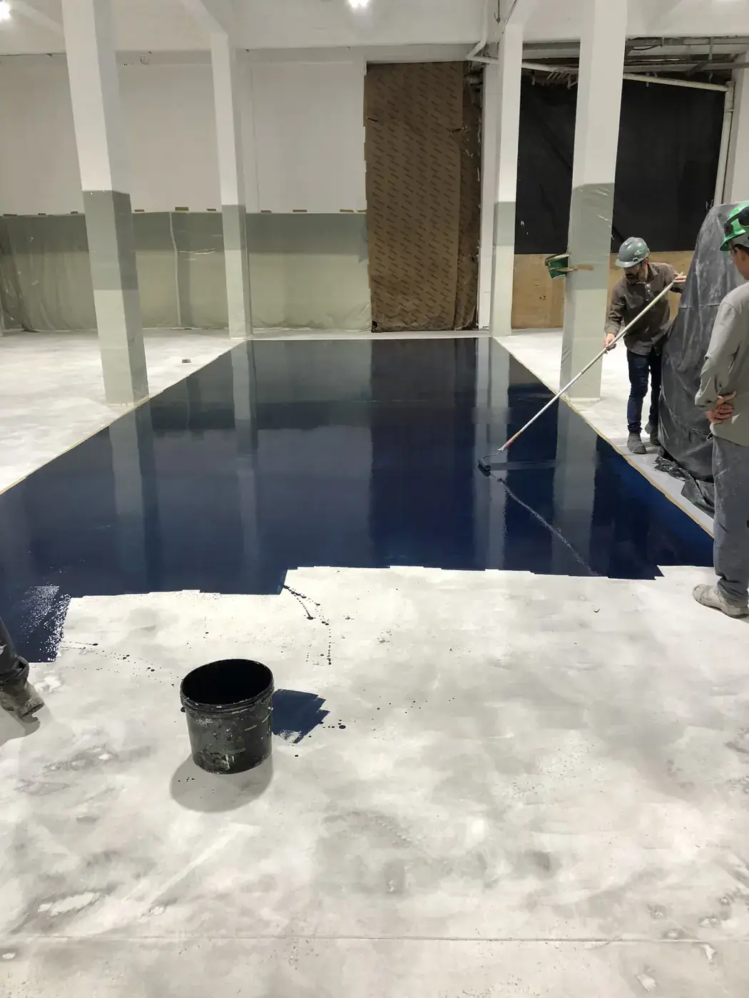 Equipe da Concretta aplicando sistema de resina em piso industrial em Guarapuava