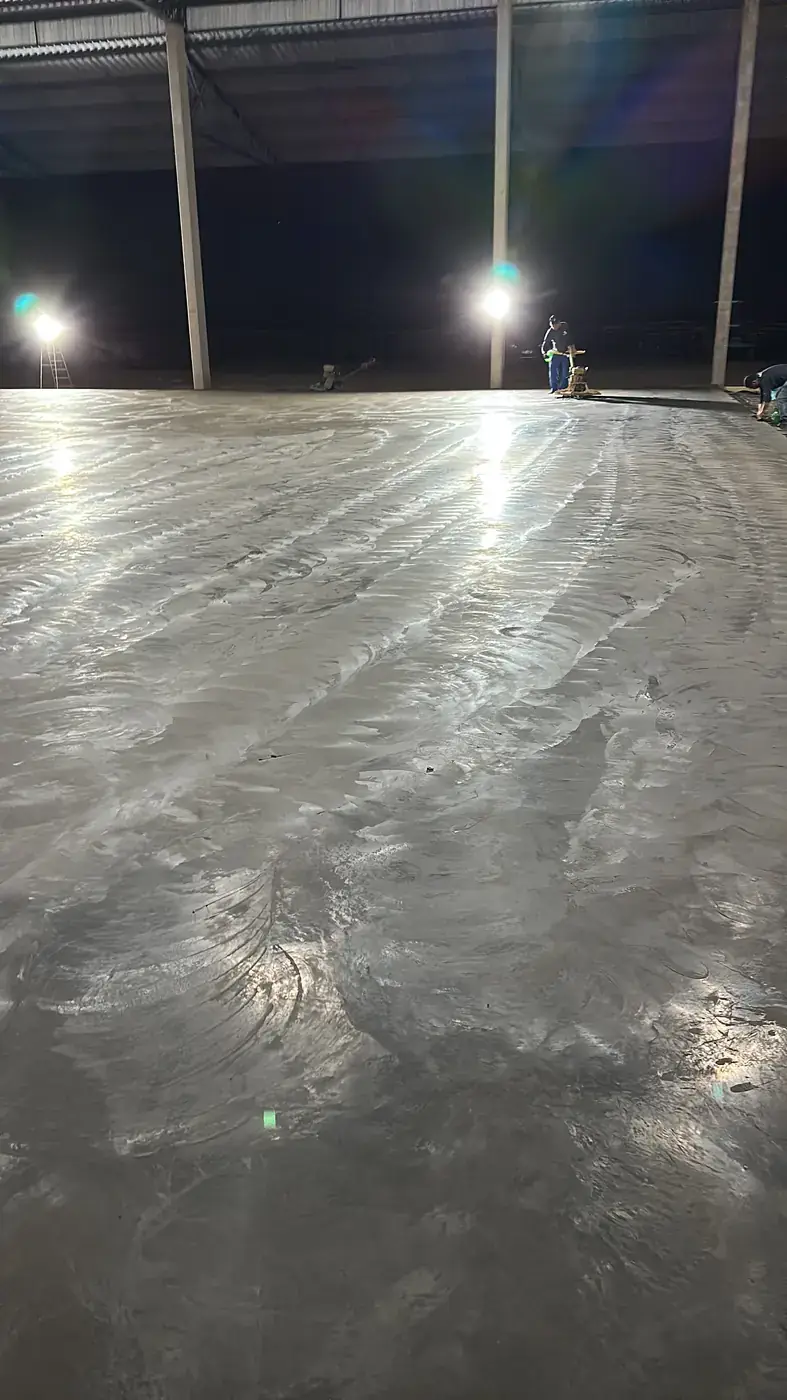 Acabamento mecânico de piso de concreto em barracão em Guarapuava