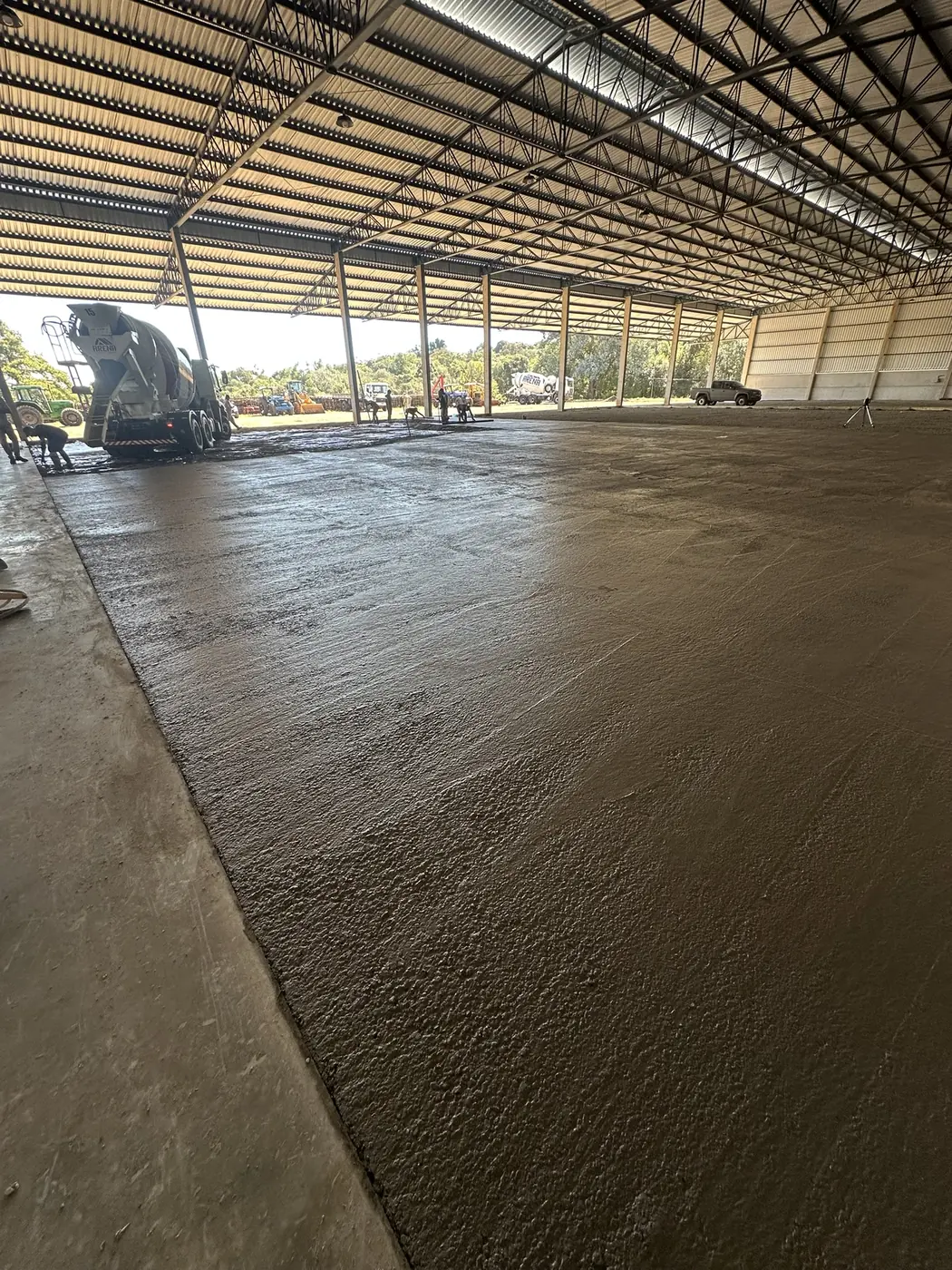 Execução de piso de concreto em barracão novo em Guarapuava