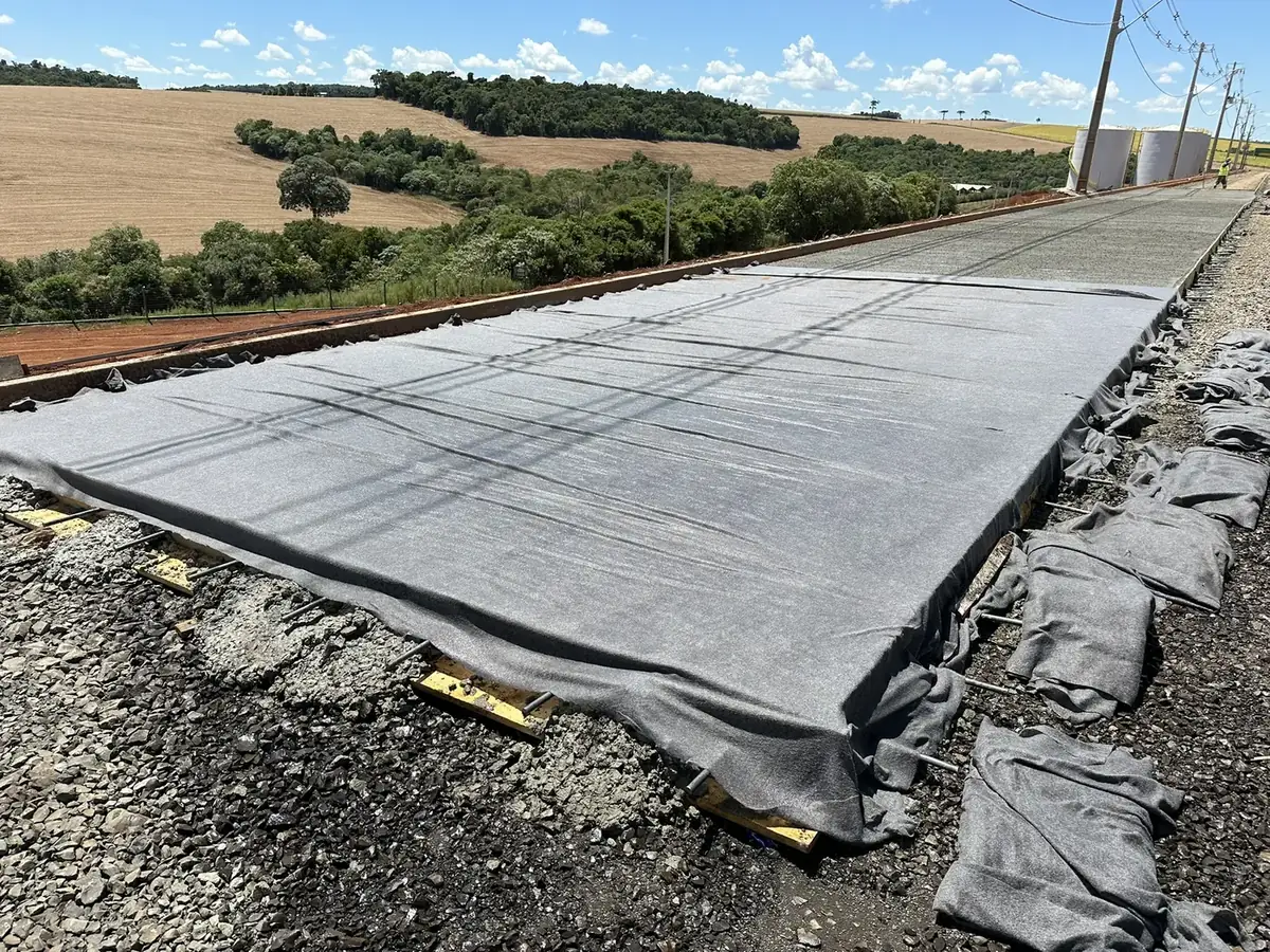 Cura controlada de piso de concreto recém-executado, protegido com lona, em Guarapuava