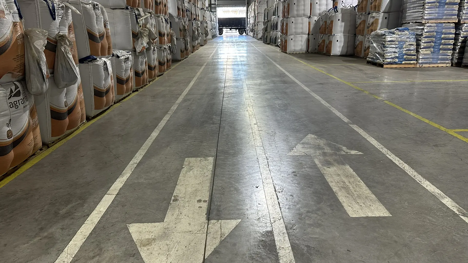Piso industrial de concreto executado em armazém de cooperativa em Guarapuava, PR