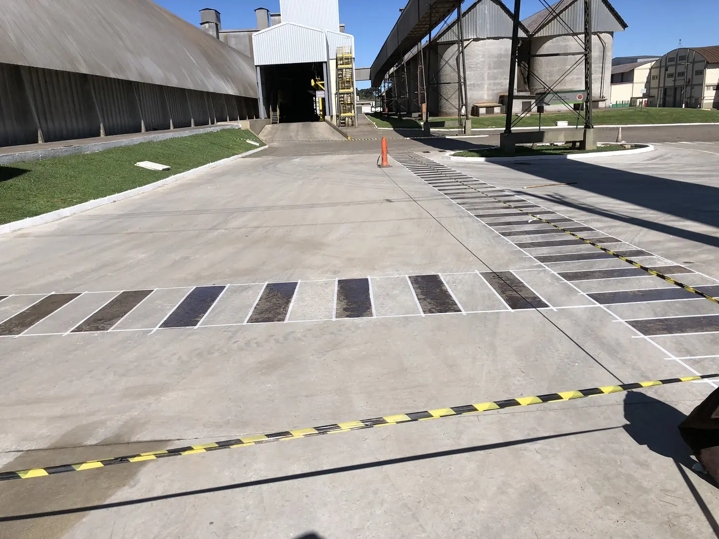 Pavimentação rígida de concreto em pátio industrial em Guarapuava