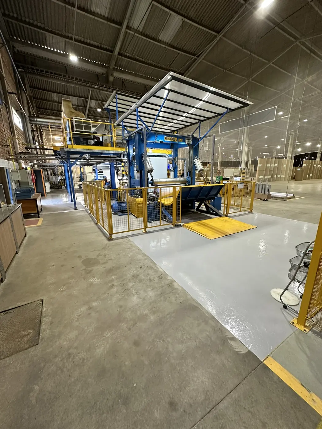 Piso epóxi industrial aplicado em chão de fábrica em Guarapuava
