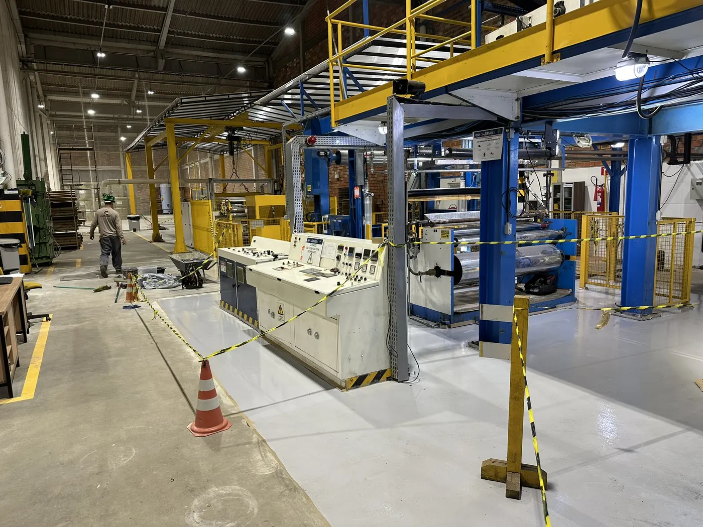 Piso industrial em planta metalmecânica em operação em Guarapuava