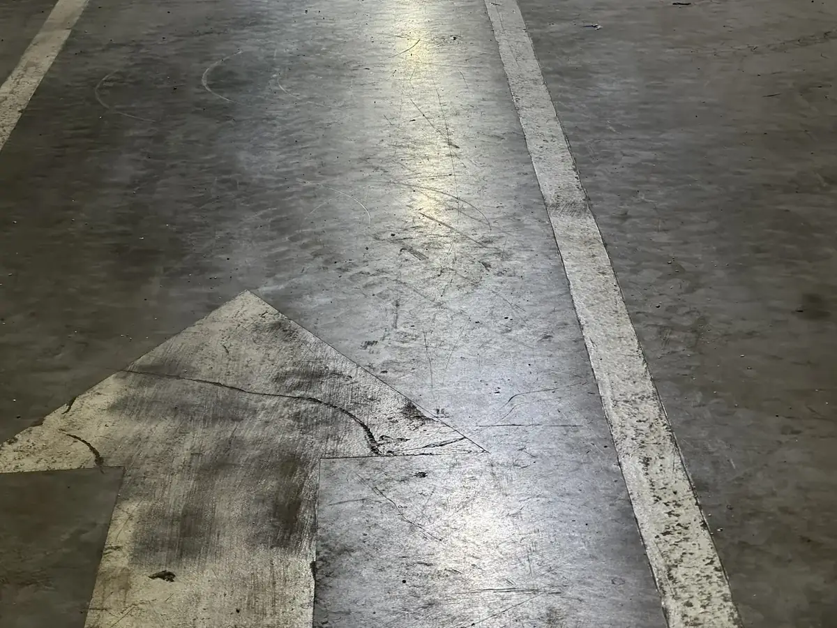 Piso de concreto com desgaste e demarcação apagada antes da recuperação em Guarapuava