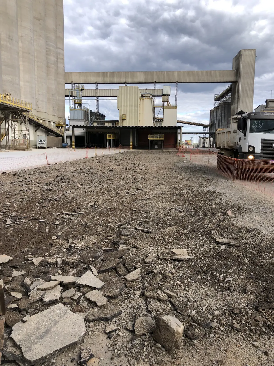 Remoção de piso de concreto danificado antes da recuperação em Guarapuava