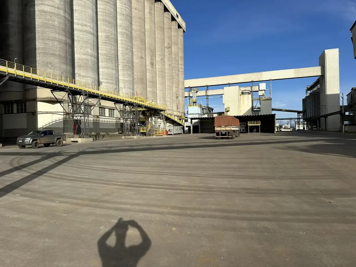 Pátio de concreto executado em cooperativa agroindustrial no Centro-Sul do Paraná