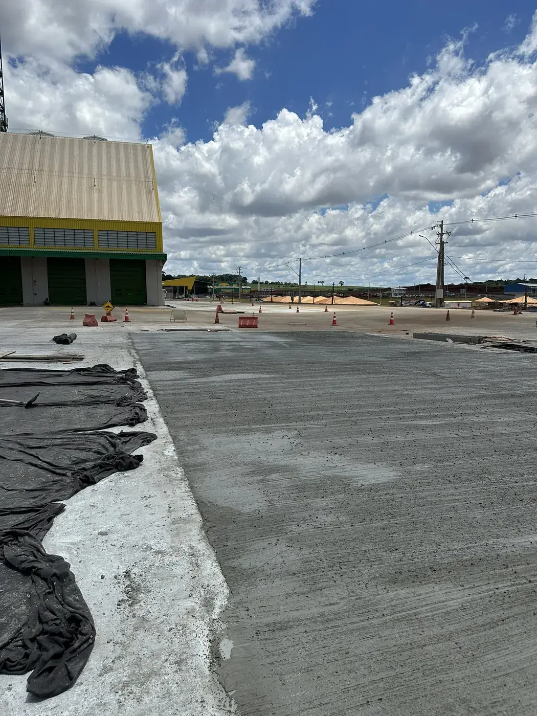 Barracão com piso de concreto e pátio executados em Guarapuava