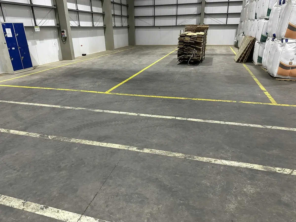 Piso de concreto com demarcação em galpão comercial em Guarapuava