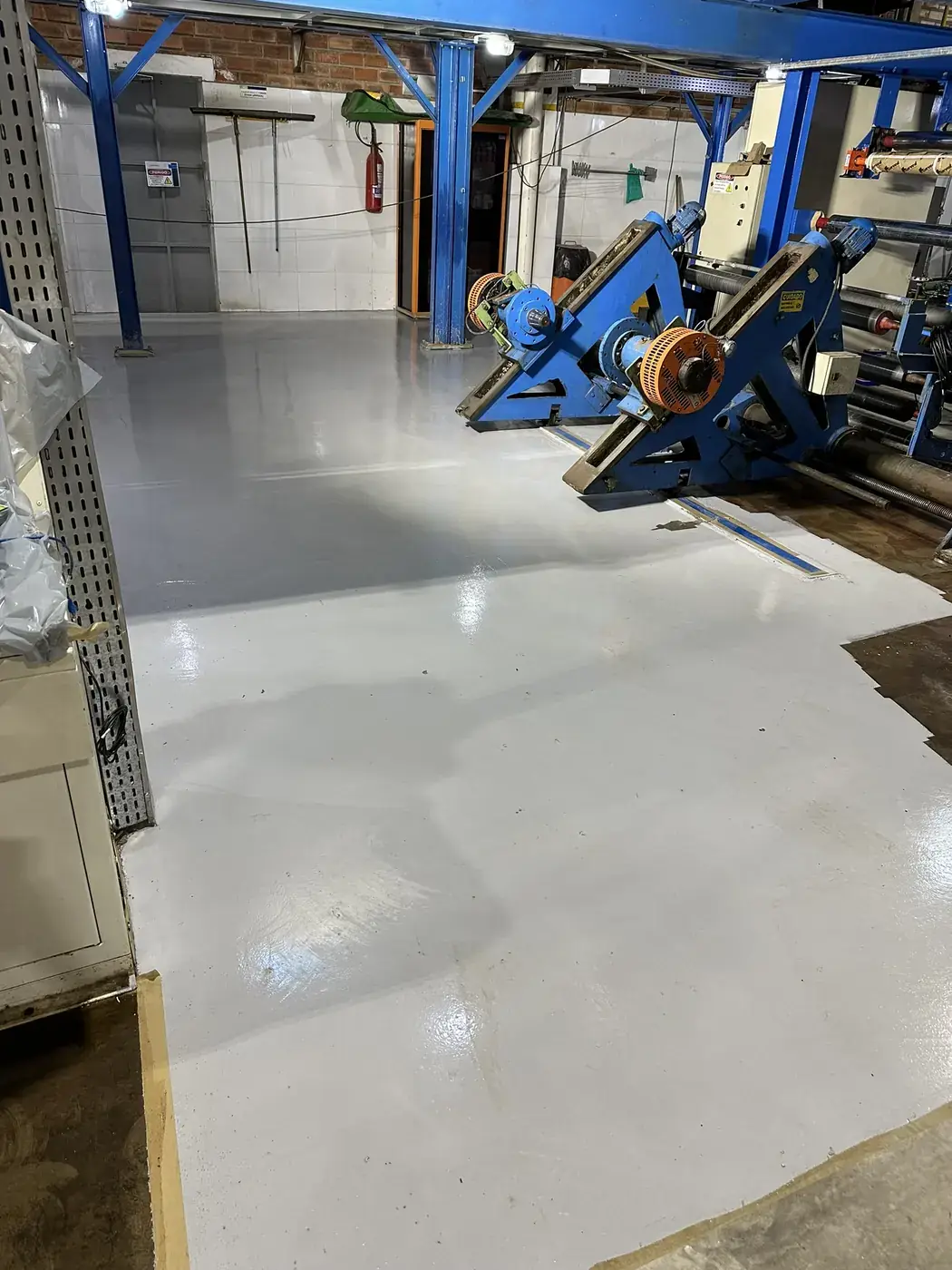 Piso resinado em área industrial com padrão de limpeza em Guarapuava