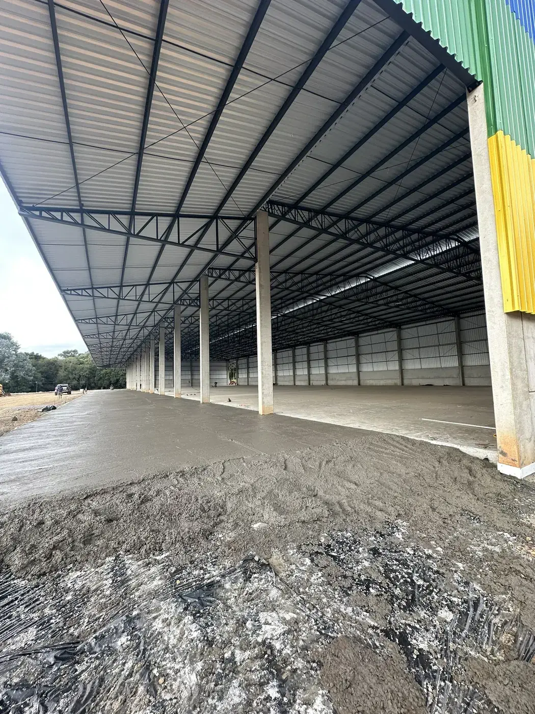 Barracão de estrutura metálica com piso de concreto executado em Guarapuava