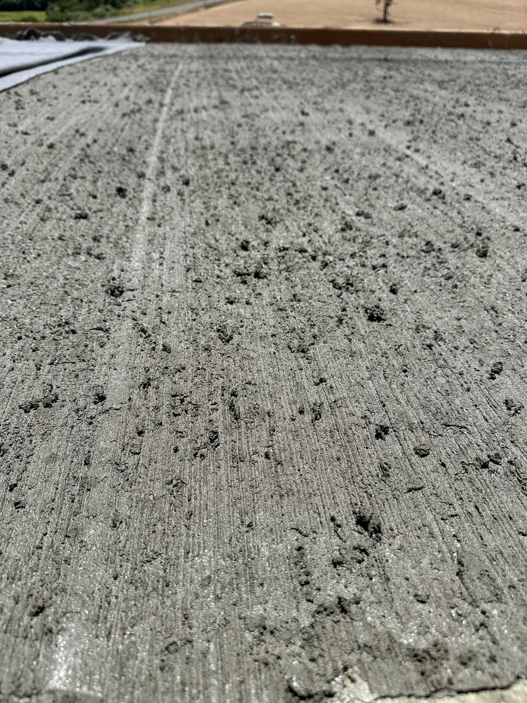 Acabamento vassourado em piso de concreto executado em Guarapuava
