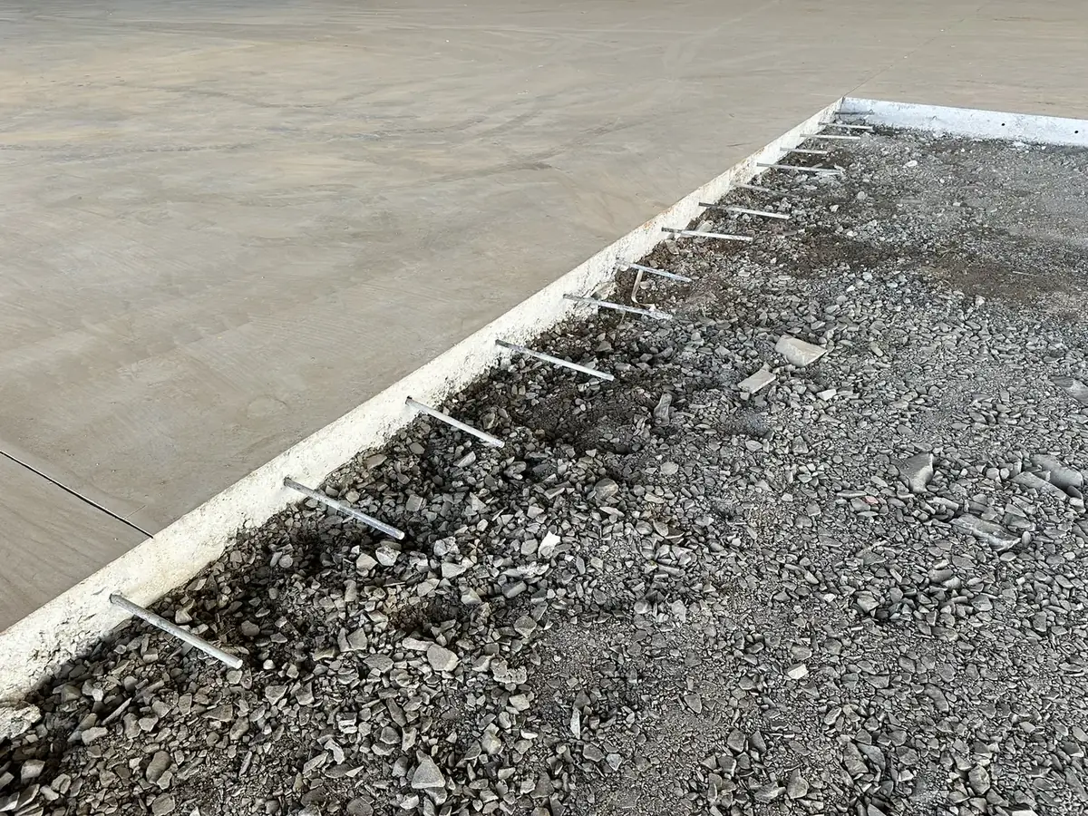 Barras de transferência posicionadas na borda de placa de concreto em Guarapuava